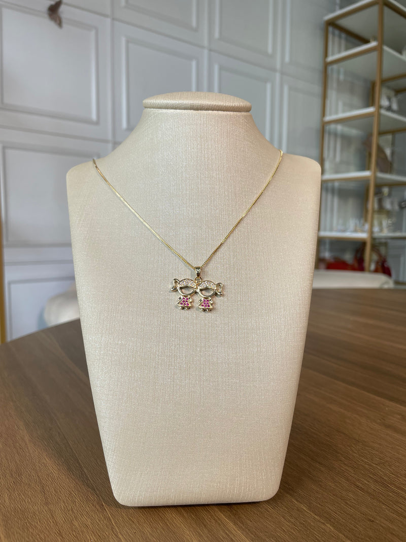 Colar + pingente cravejado em zircônia 2 meninas Semijoia banhada no ouro 18k