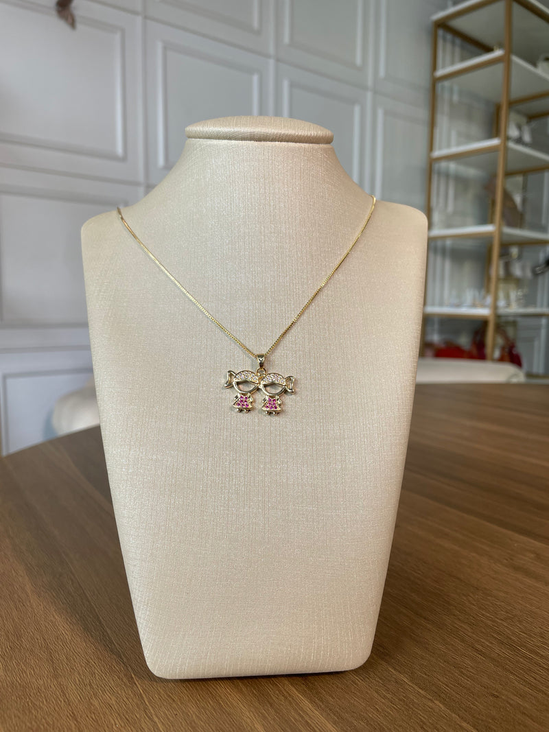 Colar + pingente cravejado em zircônia 2 meninas Semijoia banhada no ouro 18k