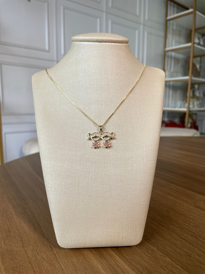 Colar + pingente cravejado em zircônia 2 meninas Semijoia banhada no ouro 18k